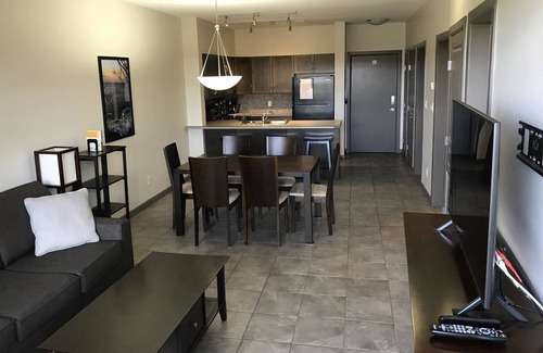South Pandosy Apartment | Upper Floor w/ Courtyard View #550