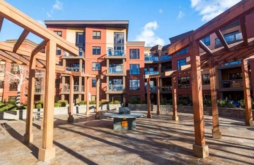 South Pandosy Apartment | Upper Floor w/ Courtyard View #550