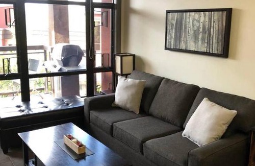 South Pandosy House | Upper Floor with Courtyard View #550