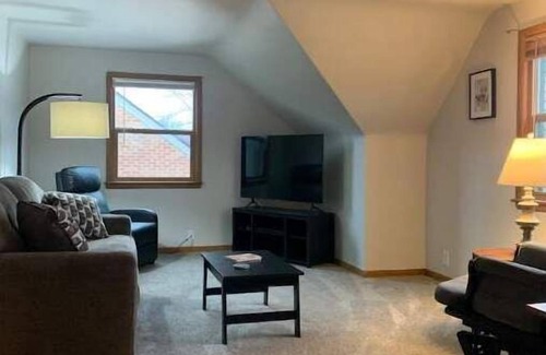 Manitowoc House | Upper Lake Boulevard Retreat