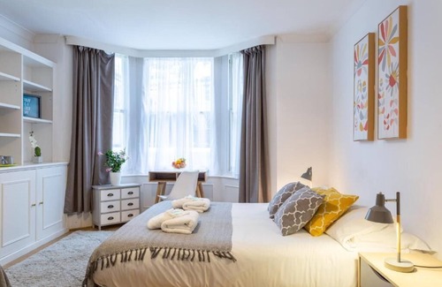 Kemptown Hotel | Upper Rock B1 - triple room en-suite