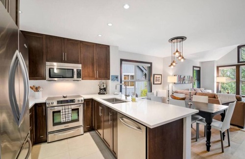 Blackcomb House | Upper Village 3BR:Sleeps 6,Hot tub,Patio+BBQ,Free Parking & Steps from Golf Course!