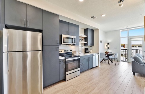 Wichita Apartment | Upscale 1BR APT with Pool & Gym