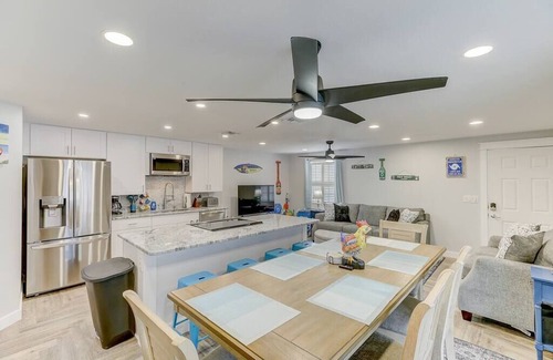 South Bradenton Condo | Upscale 2/2 Key West style condo 6 mins from IMG