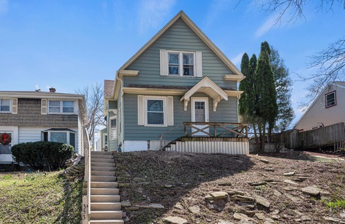 Bay View Apartment | Upscale 2 Bedroom in Bay View! lower OK