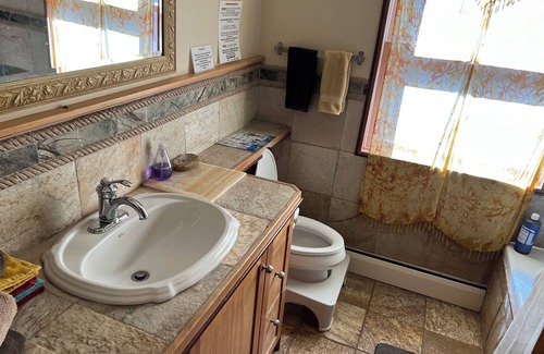 Newlands House | Upscale 2+ BR Near Downtown, Mountains, Shops and everything else!
