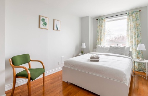 Little Italy Apartment | Upscale 2BR Condo - Heart Of Trinity Bellwoods!