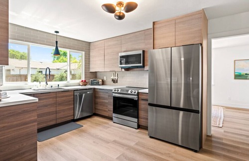 Sonoma House | Upscale 3 BD + Bonus, Pool, Spa, Minutes to Plaza
