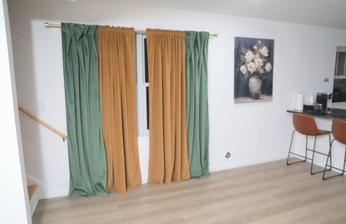 Newark House | Upscale 3-bedroom/2.5-bath unit near EWR, NYC, MetLife, Prudential, and more.