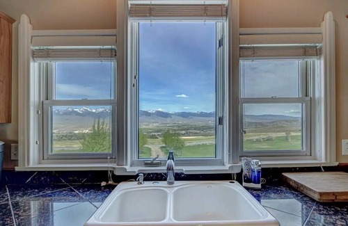Salmon Apartment | Upscale Apartment with Panoramic Views