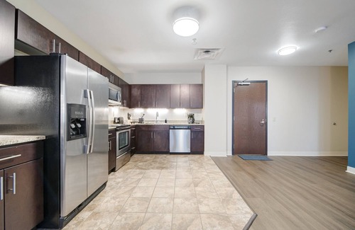 Downtown Pittsburgh Apartment | Upscale Charm | PREMIUM LOCATION | 24/7 Valet Gym Terrace Roku + 2 TVs!