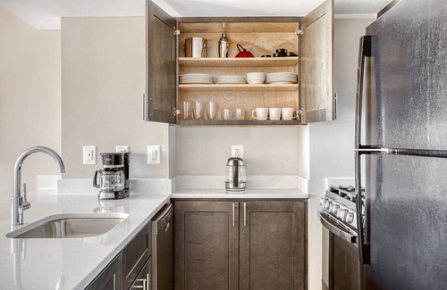 Court House Apartment | Upscale Clarendon 1BR w/Gym, W/D & Doorman, walk to Metro, by Blueground