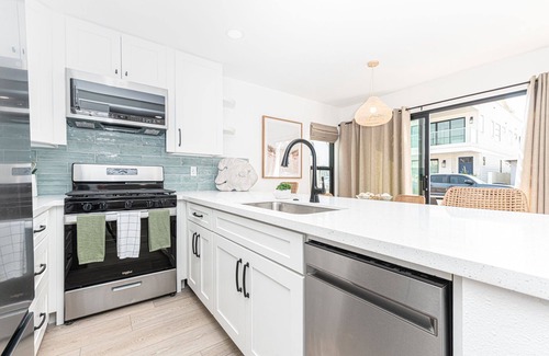 West Newport Condo | Upscale Coastal Home w/Central AC | Just 1/2 Block to Beach | Walk to Everything!