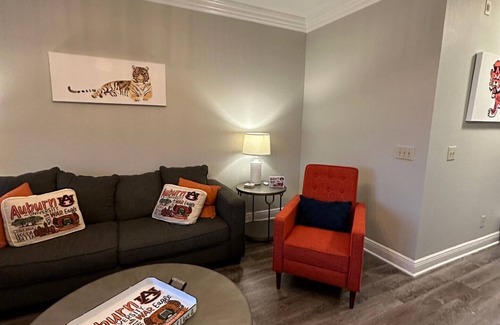 Auburn Condo | Upscale Condo 2 Blocks Walk to Jordan Hare - sleeps 6