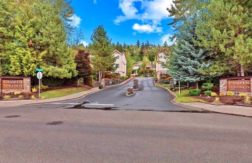 Renton Condo | Upscale Condo in Central Renton – Convenient to Airport, Hospitals & Downtown