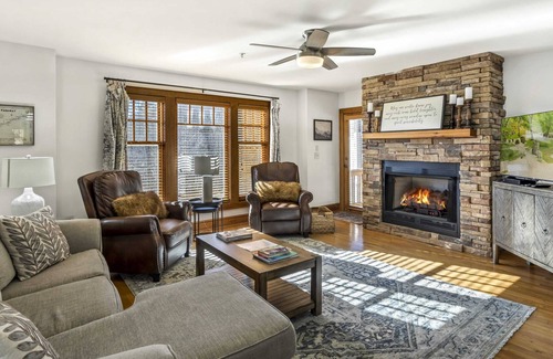Foscoe Condo | Upscale Condo in Gated Echota Community