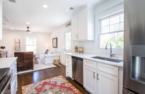 Old Village House | ★Upscale★ Couple's Retreat - Beach & Downtown CHS