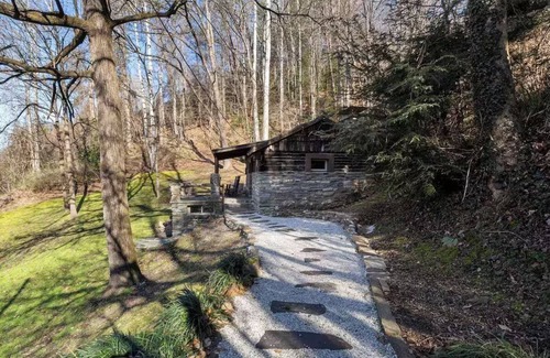 Bryson City Cabin | Upscale Cozy Cabin w/WiFi Scenic Views of Bryson City Walk to Downtown A/C