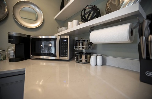 Carbondale Hotel | Upscale Designer Studio Across from SIUC Campus