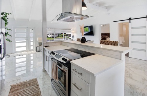 Lauderdale Isles Villa | Upscale Florida Waterfront Heaven, Pool, Jacuzzinn