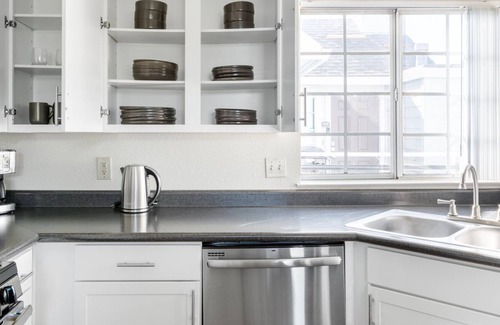 Foster City Apartment | Upscale Foster City 2BR w/ W/D, Gym, Pool, 1 mi. to shops, by Blueground