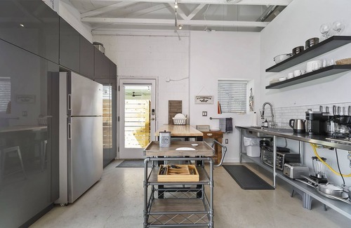 North End House | Upscale Hyde Park Urban Executive Suite w/Loft