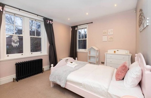 Highgate House | Upscale Immense 5BR Edwardian Mansion in N. London