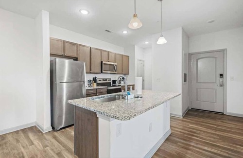 Charlotte Apartment | Upscale King 2BR Suite Mins Uptown Charlotte!