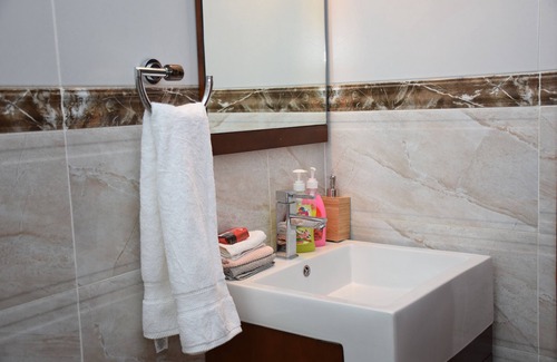 Kilimani Apartment | Upscale King Size Bed in the Heart of Nairobi