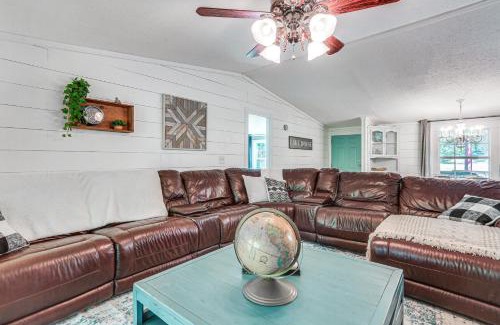 Pottsboro House | Upscale Lake Texoma Vacation Home 1 Mi to Marina!