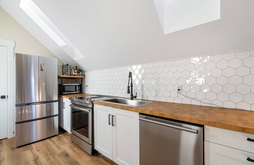 Vancouver Apartment | Upscale Lakefront ADU w/Access to Pickleball Court
