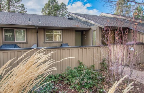 Sunriver Condo | Upscale Lakefront Condo, Air Conditioning & Gas Fireplace
