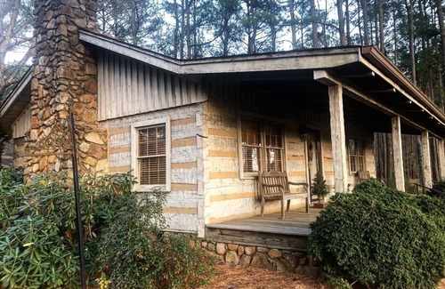 Rustburg Cabin | Upscale Log Cabin at Ferndale: An Elegant Retreat