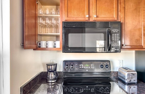 Logan Circle Apartment | Upscale Logan Circle 2BR w/Gym, W/D & Pool, walk to bars, by Blueground