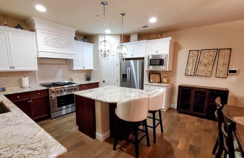 Raisin House | Upscale Modern Home★ King Bed★ Garage Parking★ Sanitized★ Long Stays