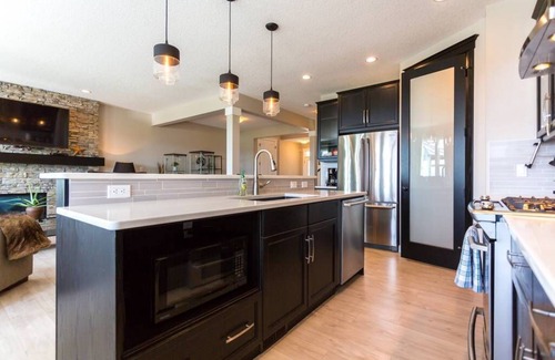 Cochrane House | Upscale Modern Mountain View w/Private Sauna!