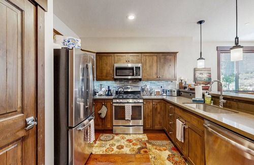 Truckee House | Upscale Modern Townhome with Pool, Spa and Sauna Access