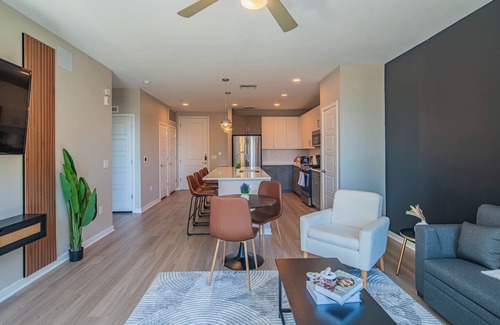 Orange Heights Apartment | Upscale near DT Stay | Pool, Gym, W/D & Parking