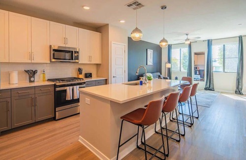 Orange Heights Apartment | Upscale near DT Stay | Pool, Gym, W/D & Parking
