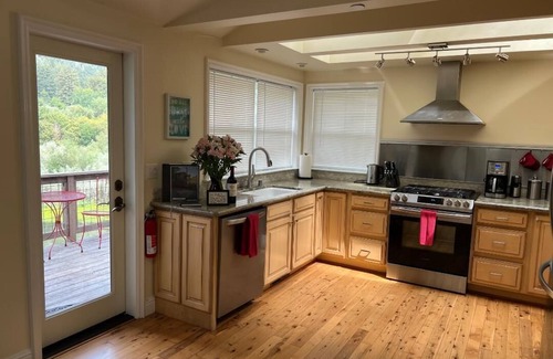 Guerneville House | Upscale Riverfront Magnificent Views & Hot Tub In Sonoma County Wine Country