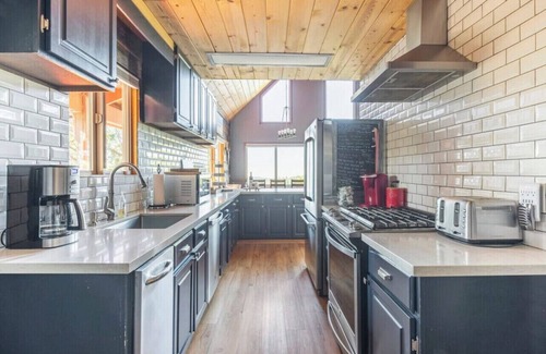 Arnold Cabin | UPSCALE. SLEEPS 18. HOT TUB.POOL TBL.WALK2BLS.K9OK