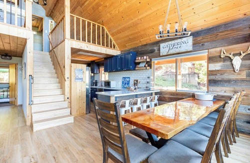 Arnold Cabin | UPSCALE. SLEEPS 18. HOT TUB.POOL TBL.WALK2BLS.K9OK