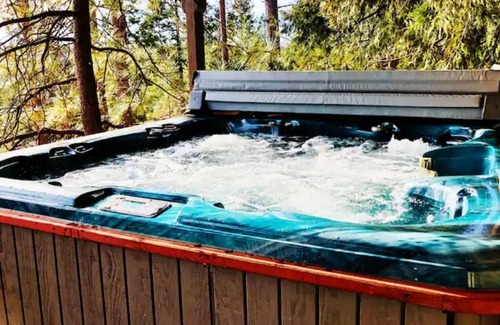 Arnold Cabin | UPSCALE. SLEEPS 18. HOT TUB.POOL TBL.WALK2BLS.K9OK