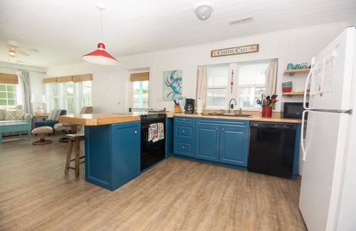 Crescent Beach House | Upstairs Unit - 2 Blocks to the Beach - Swimming Pool & Hot Tub
