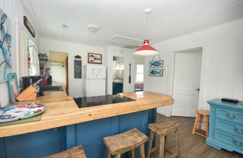 Crescent Beach House | Upstairs Unit - 2 Blocks to the Beach - Swimming Pool & Hot Tub