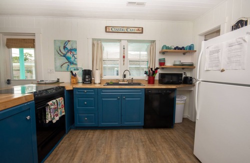 Crescent Beach House | Upstairs Unit - 2 Blocks to the Beach - Swimming Pool & Hot Tub