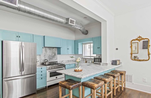 Old Enfield House | Upstay - Sleeps 22 w/Pool BBQ Games Palms & More!