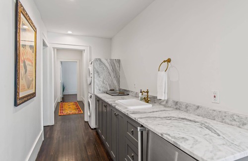 Old Enfield House | Upstay - Sleeps 22 w/Pool BBQ Games Palms & More!