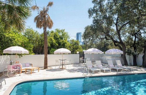 Old Enfield House | Upstay - Sleeps 22 w/Pool BBQ Games Palms & More!