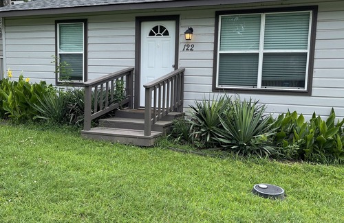 Mead Cabin | Upstream Cottage-Lake Texoma. RV awning to park boat. Near boat ramp & marina.